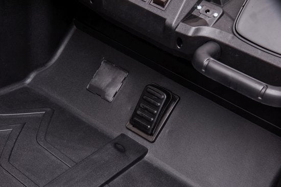 Close-up of black plastic pedal inside the Stinger Buggy XL 24V 4x4 two-seater kids ride-on car.